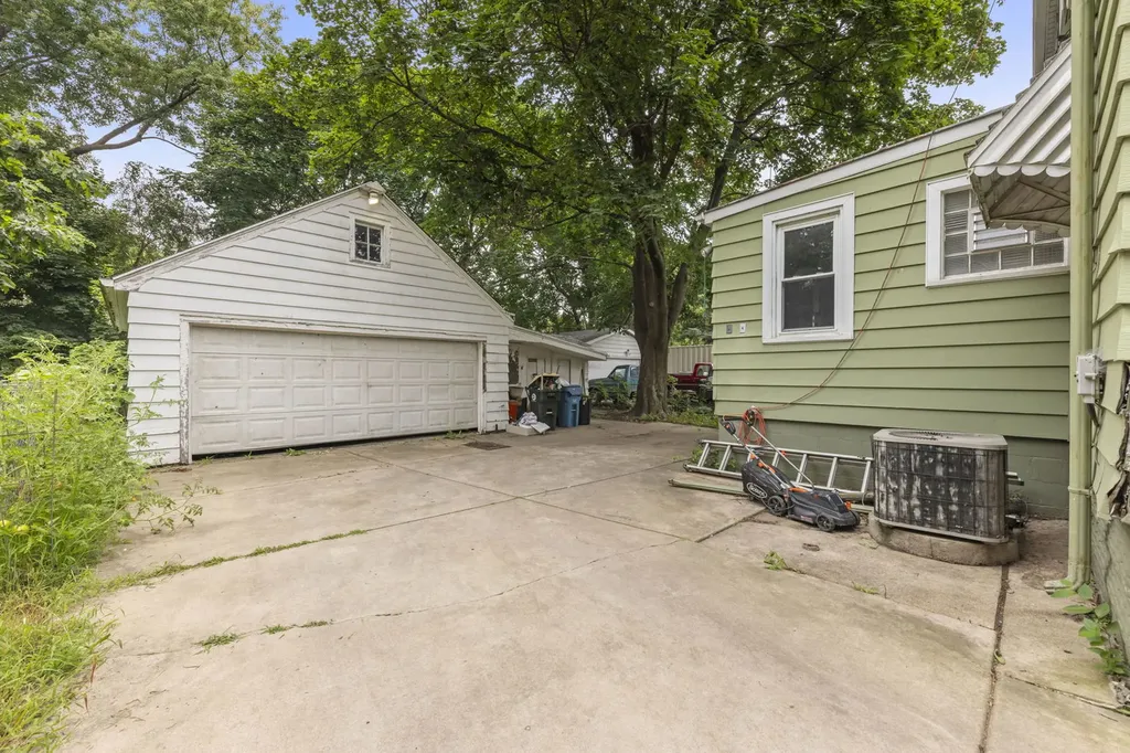 732 Bangs Street Aurora IL 60505
