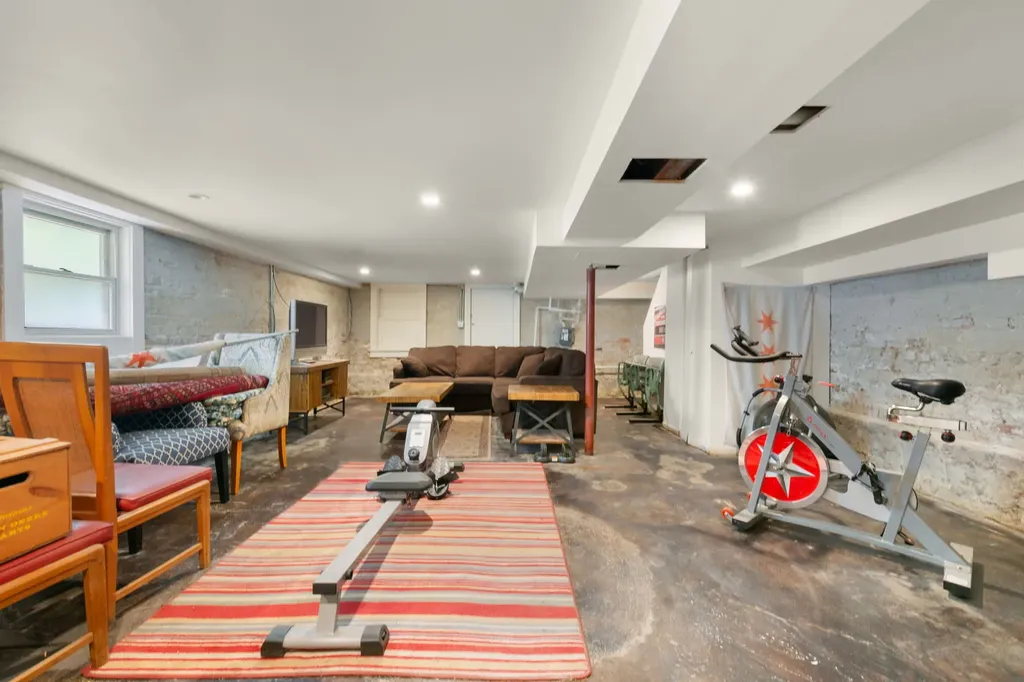 2833 North Francisco Avenue Chicago IL 60618