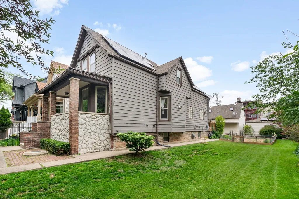 2833 North Francisco Avenue Chicago IL 60618