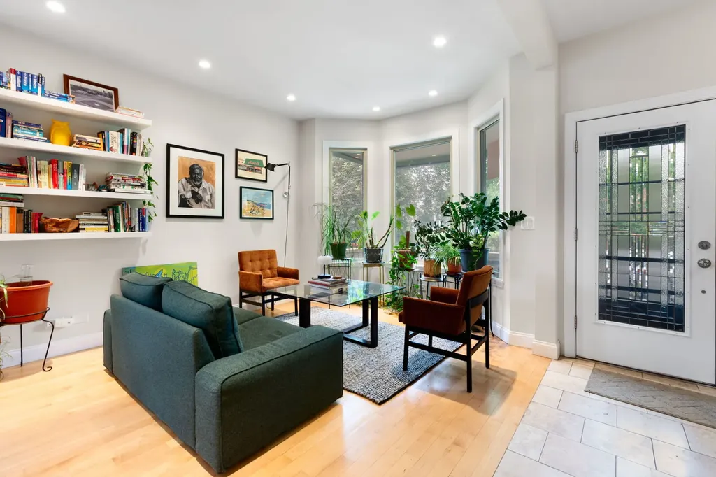 2833 North Francisco Avenue Chicago IL 60618