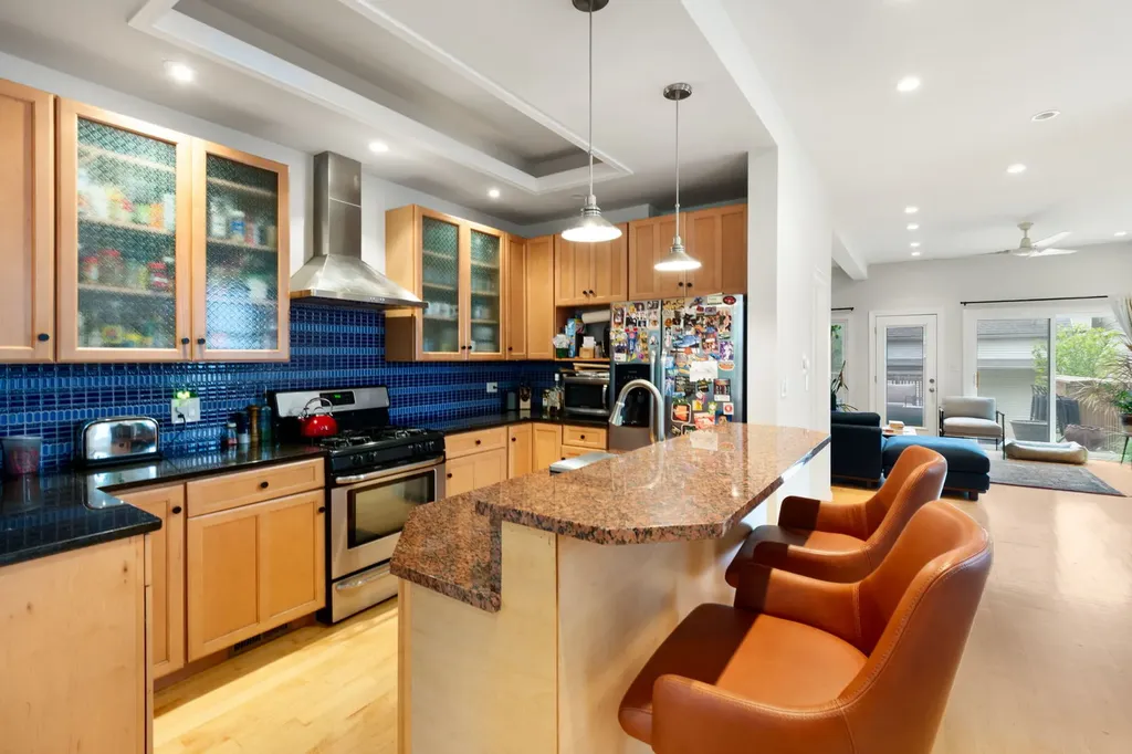 2833 North Francisco Avenue Chicago IL 60618