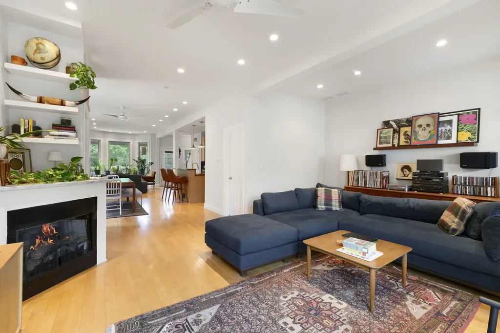 2833 North Francisco Avenue Chicago IL 60618