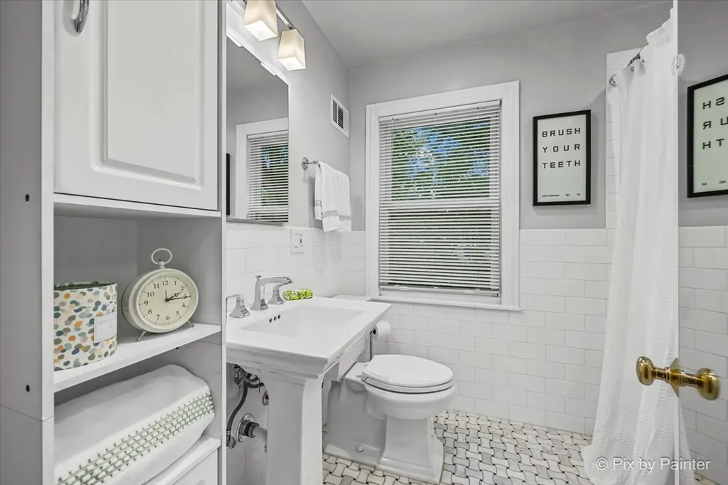 2921 West Birchwood Avenue Chicago IL 60645