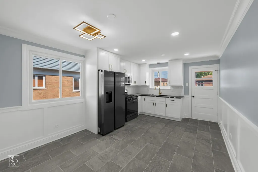 4329 West 81st Street Chicago IL 60652