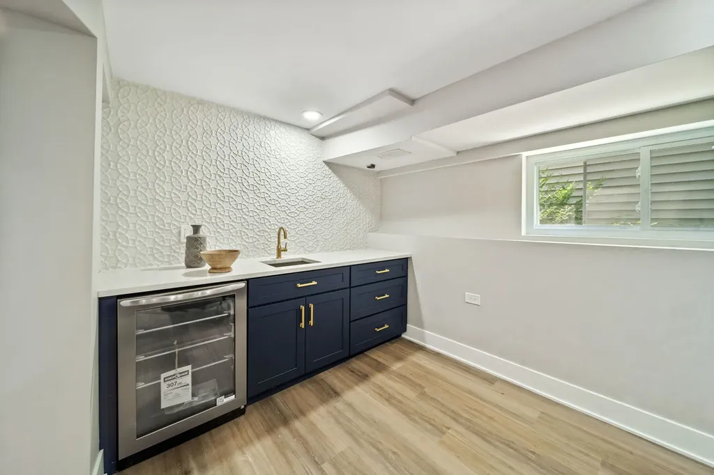 4842 West Warwick Avenue Chicago IL 60641