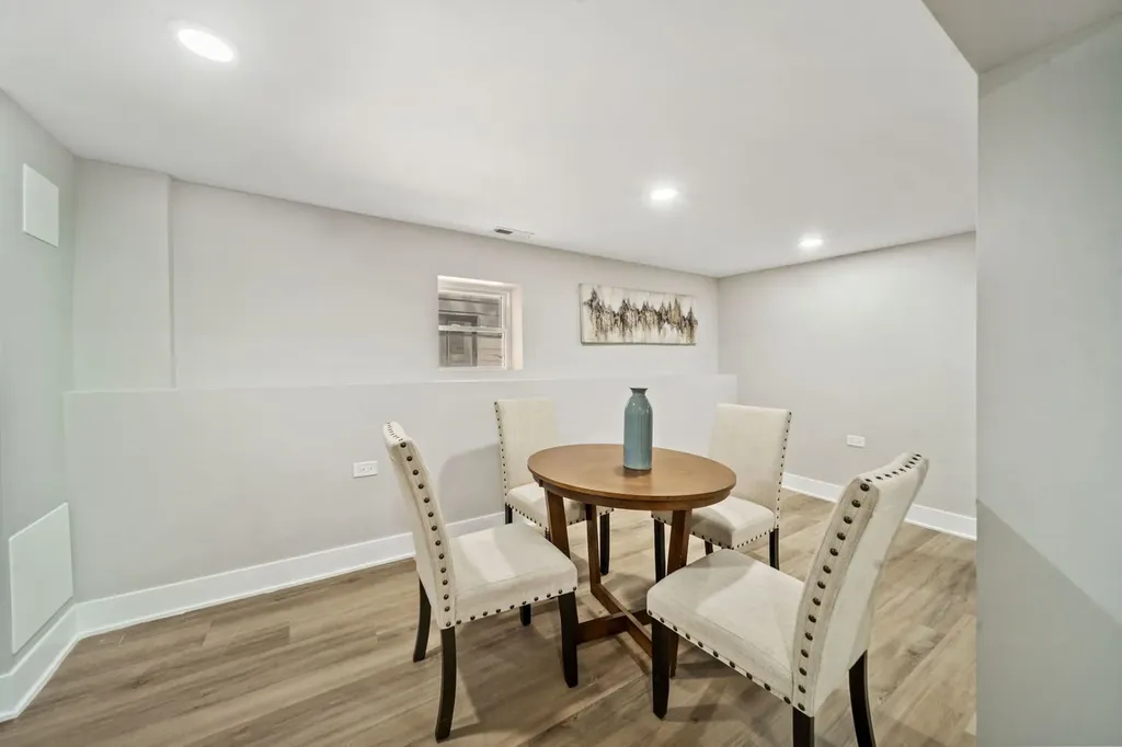 4842 West Warwick Avenue Chicago IL 60641