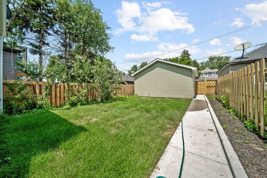 4842 West Warwick Avenue Chicago IL 60641