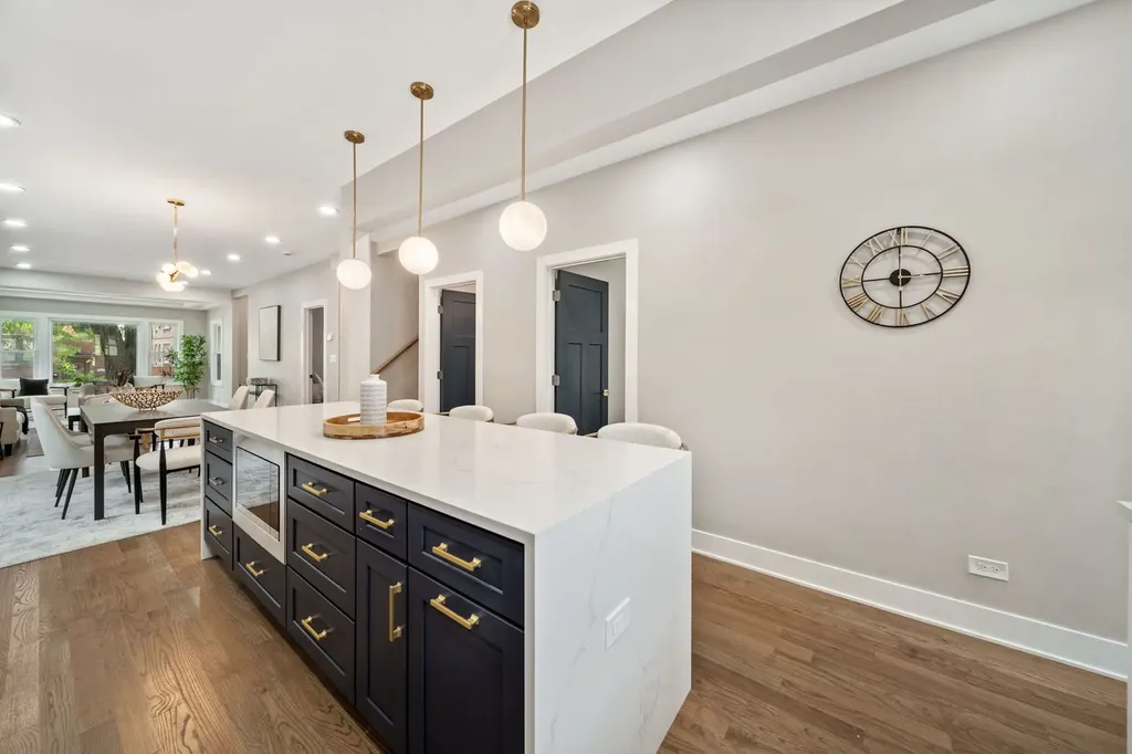 4842 West Warwick Avenue Chicago IL 60641