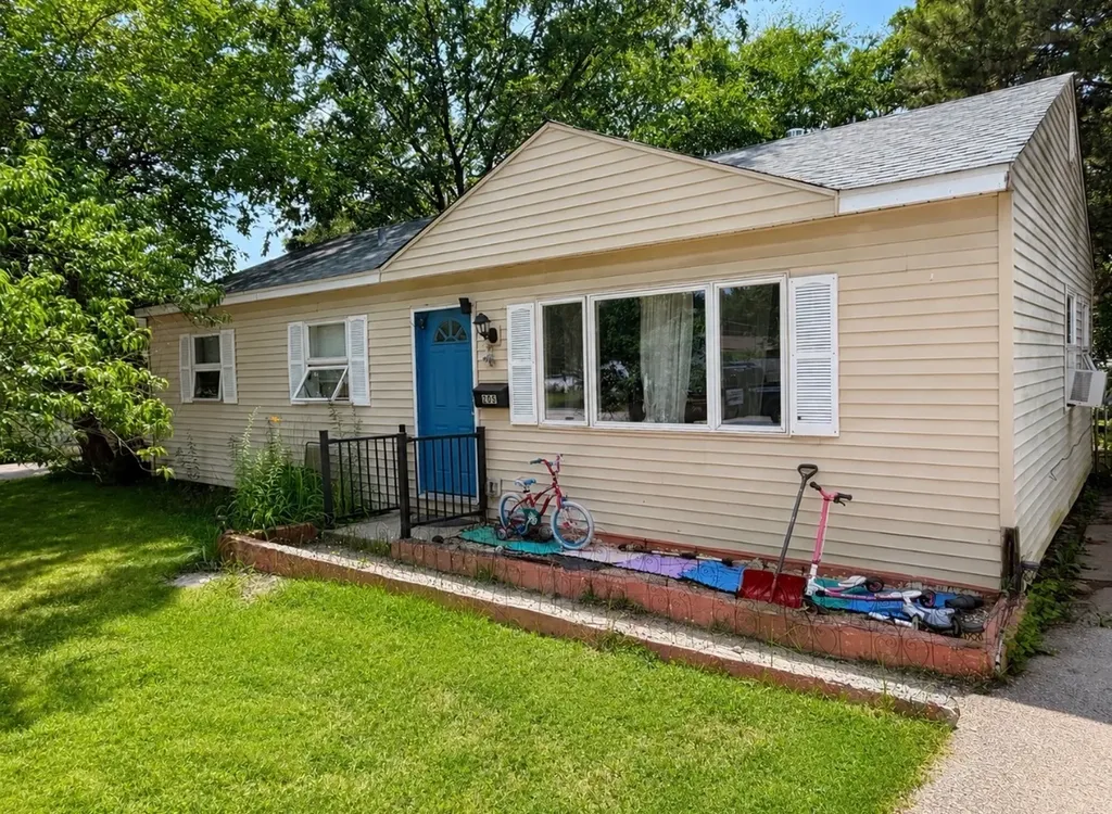 205 Caddy Avenue Carpentersville IL 60110