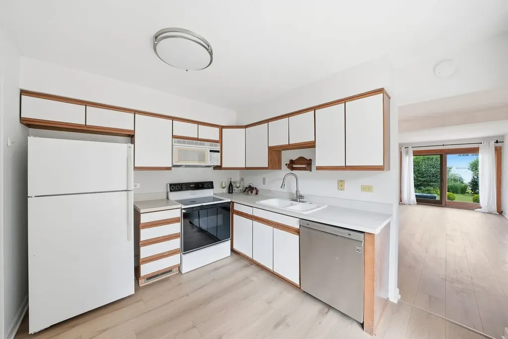 221 Cascade Drive Indian Head Park IL 60525