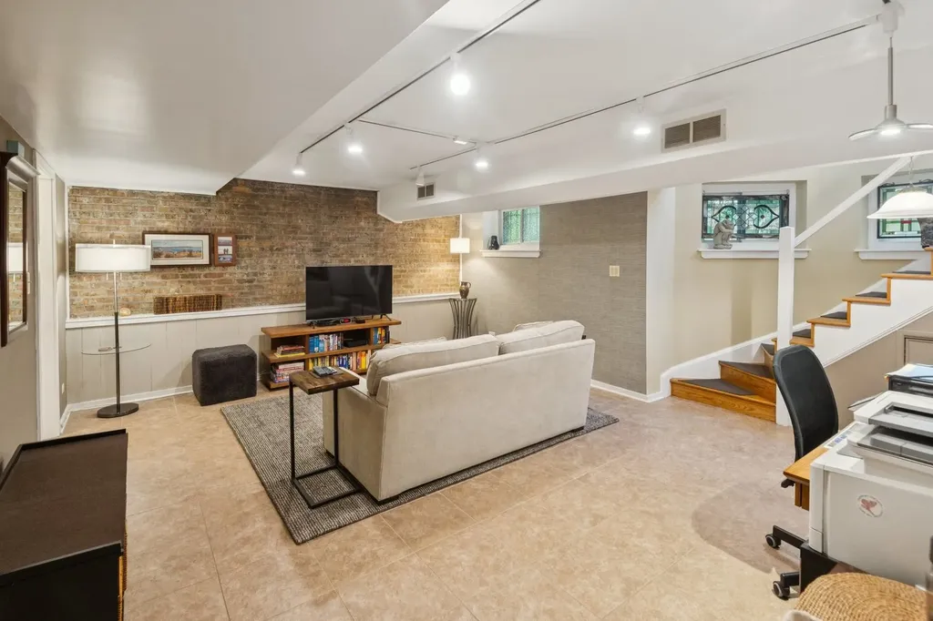 542 West Brompton Avenue Chicago IL 60657