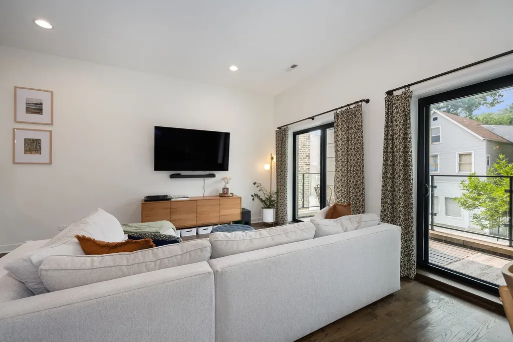 2104 West Belmont Avenue Chicago IL 60618