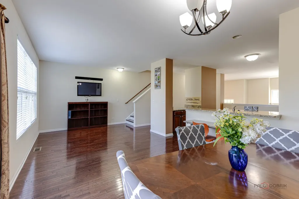 533 Plaza Place Aurora IL 60504