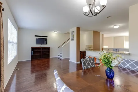 533 Plaza Place Aurora IL 60504