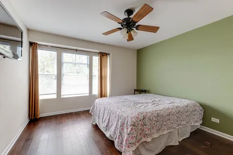 533 Plaza Place Aurora IL 60504