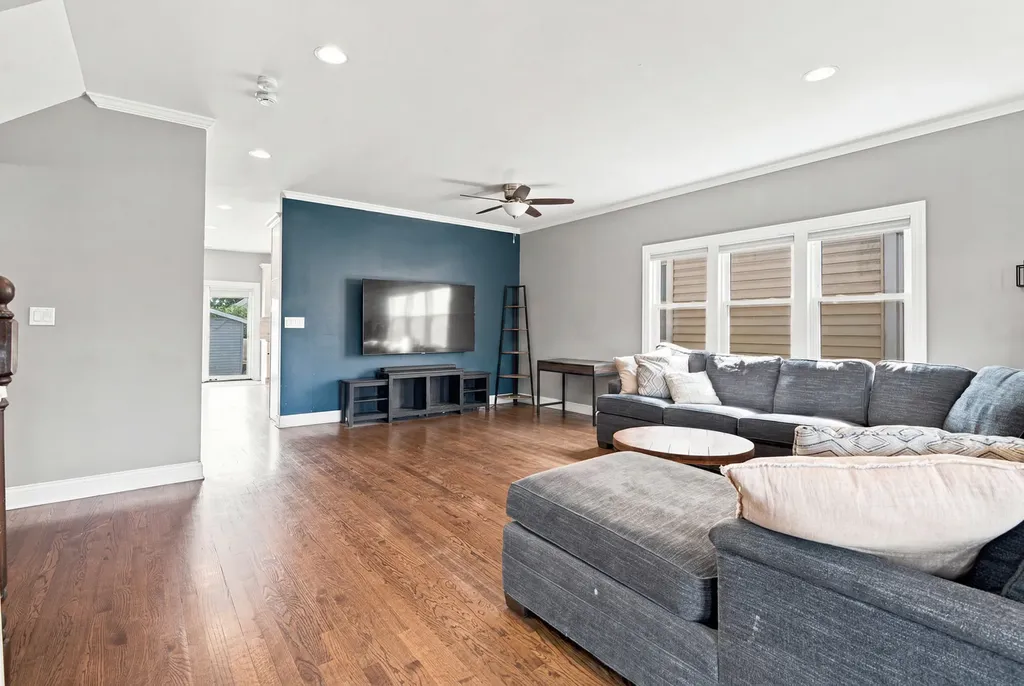 5337 West Barry Avenue Chicago IL 60641
