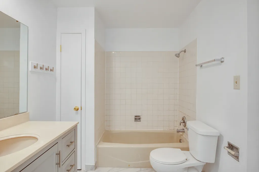 889 Heatherbrook Court Wheaton IL 60189