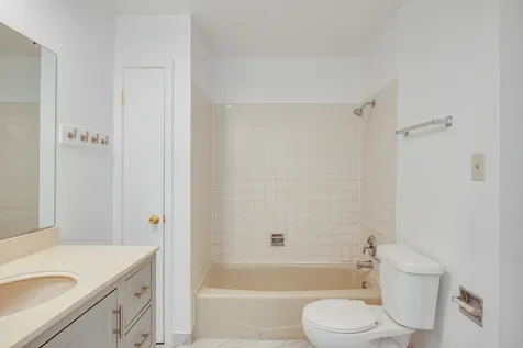889 Heatherbrook Court Wheaton IL 60189