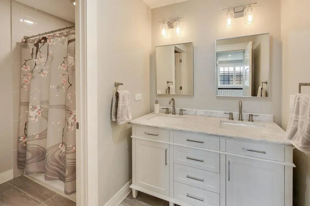 2237 West Winona Street Chicago IL 60625