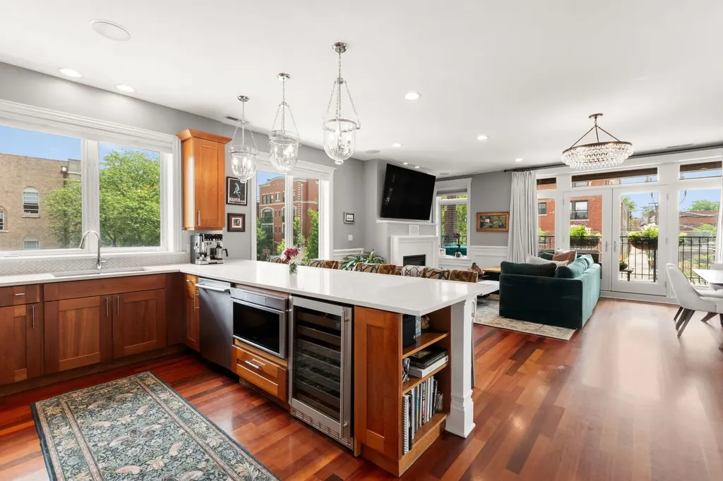 744 West Belmont Avenue Chicago IL 60657