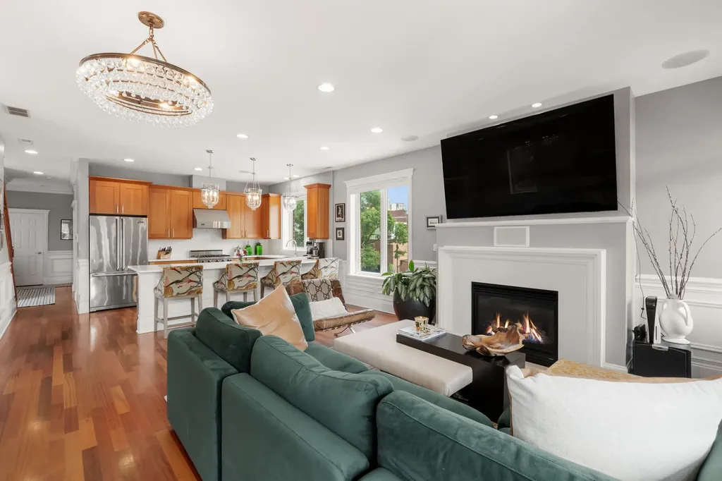744 West Belmont Avenue Chicago IL 60657