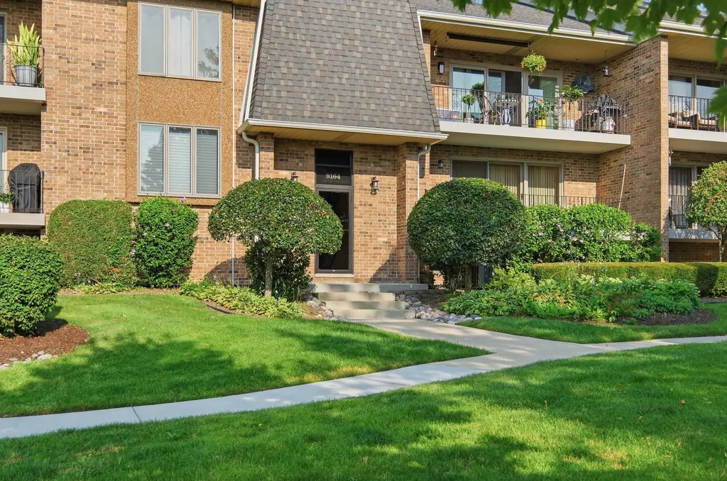 9164 Del Prado Drive Palos Hills IL 60465