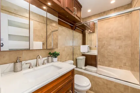 9461 Bay Colony Drive Des Plaines IL 60016