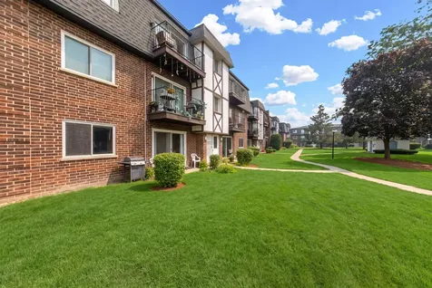 9461 Bay Colony Drive Des Plaines IL 60016
