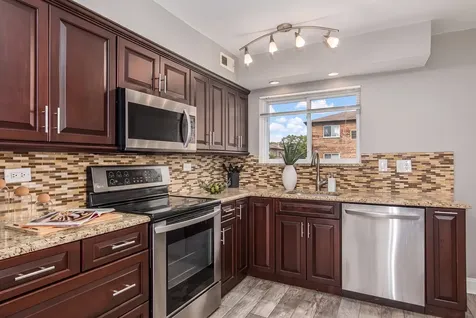 9461 Bay Colony Drive Des Plaines IL 60016