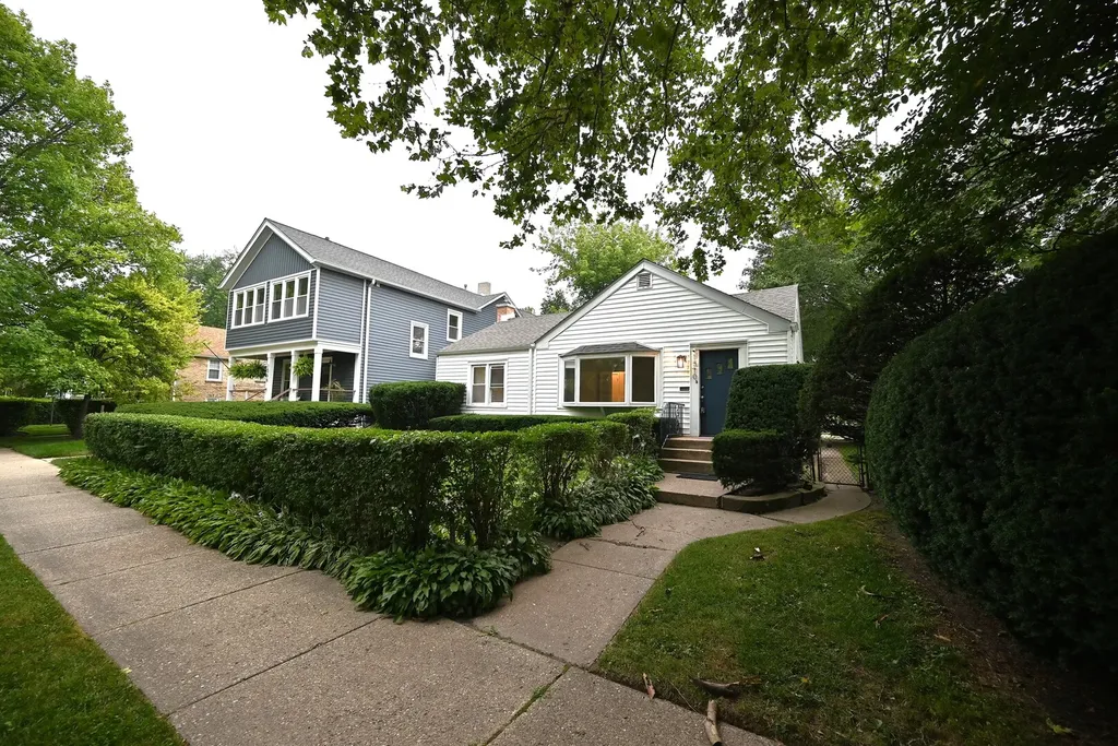 1570 Dewey Avenue Evanston IL 60201