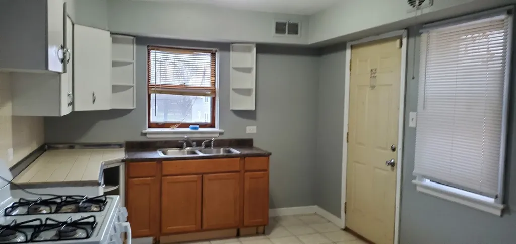 165 East 119th Street Chicago IL 60628