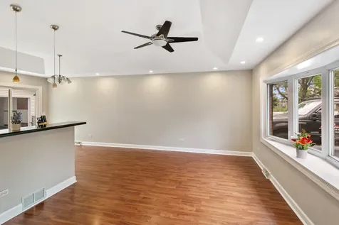 219 Countryside Lane Lindenhurst IL 60046