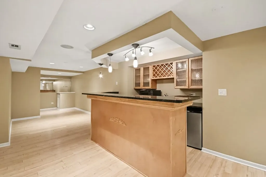 2095 Rockland Drive Aurora IL 60503
