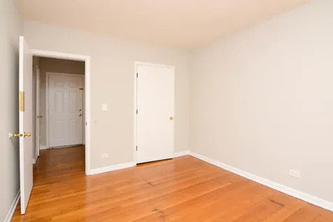 5736 North Winthrop Avenue Chicago IL 60660