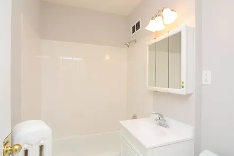 5736 North Winthrop Avenue Chicago IL 60660