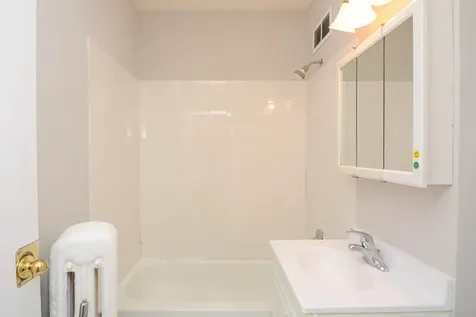 5736 North Winthrop Avenue Chicago IL 60660