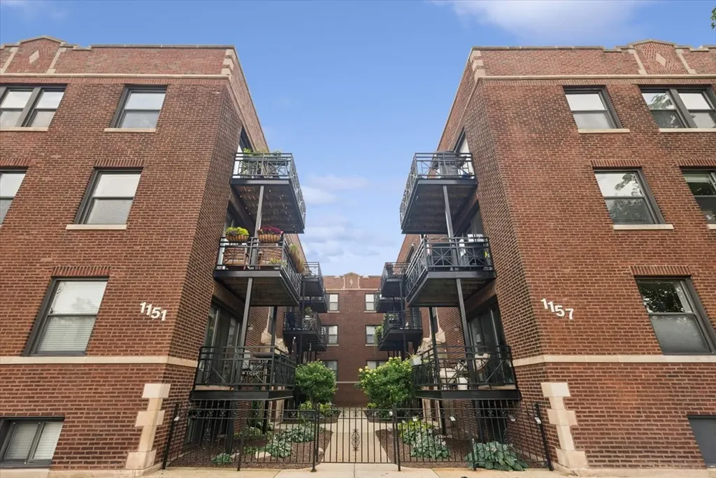 1153 West Grace Street Chicago IL 60613