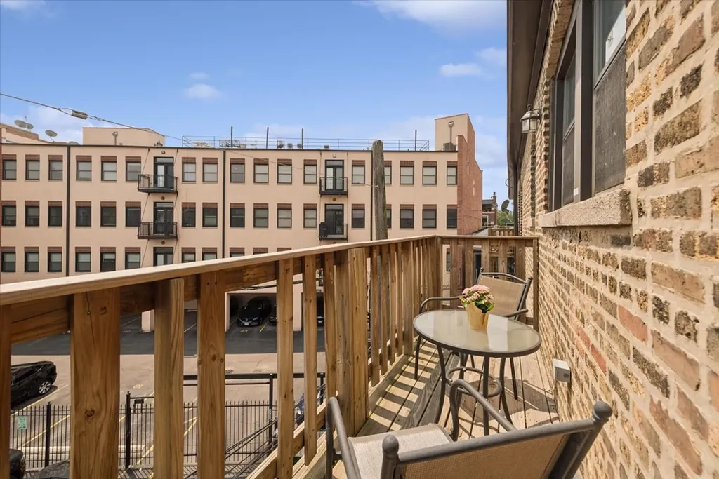 1153 West Grace Street Chicago IL 60613