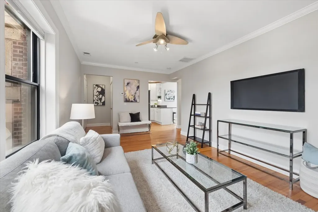 1153 West Grace Street Chicago IL 60613