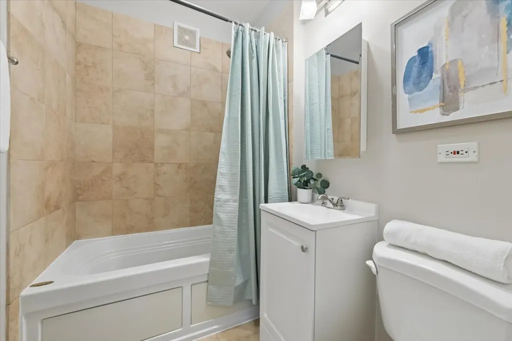 1153 West Grace Street Chicago IL 60613