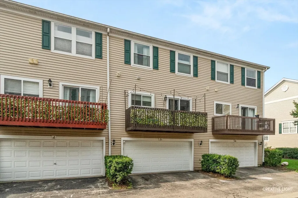 2430 Courtyard Circle Aurora IL 60506