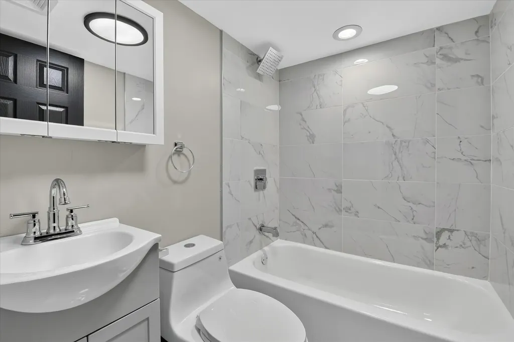 8603 South Exchange Avenue Chicago IL 60617