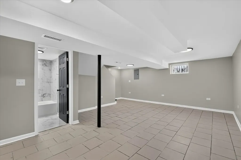8603 South Exchange Avenue Chicago IL 60617