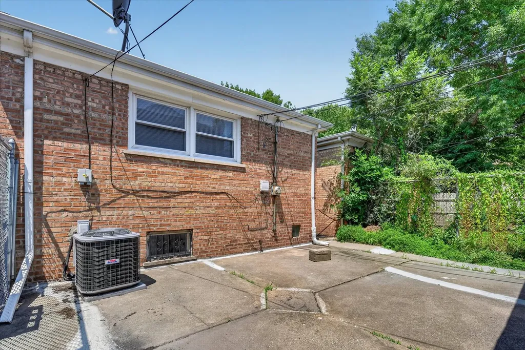 8603 South Exchange Avenue Chicago IL 60617
