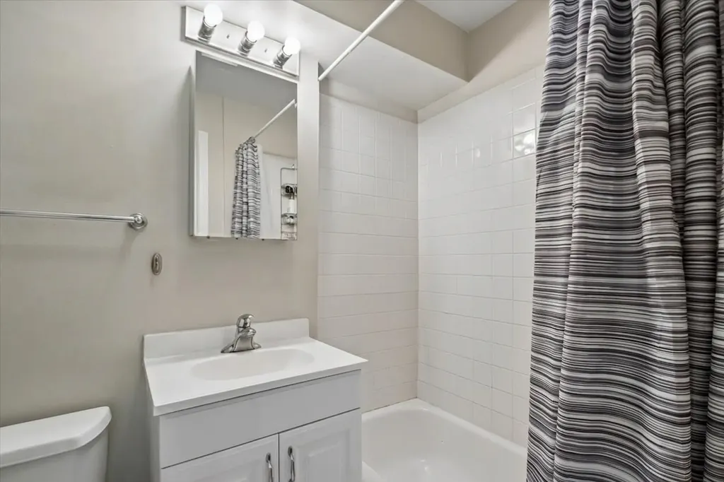 5646 North Kenmore Avenue Chicago IL 60660