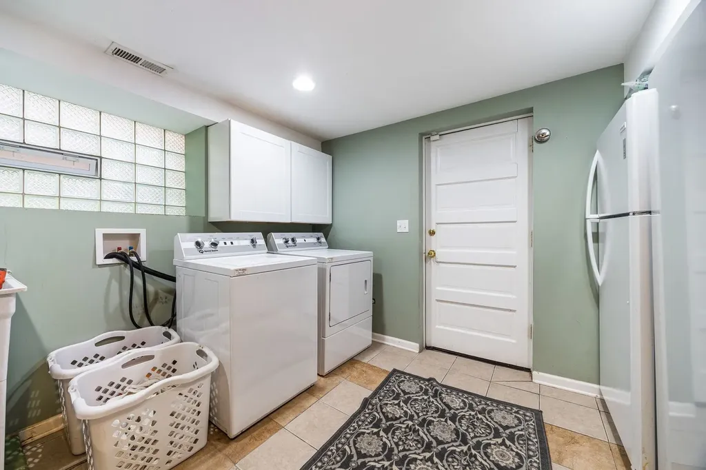 1725 East 84th Street Chicago IL 60617