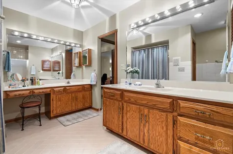232 Royal Lane Bloomingdale IL 60108
