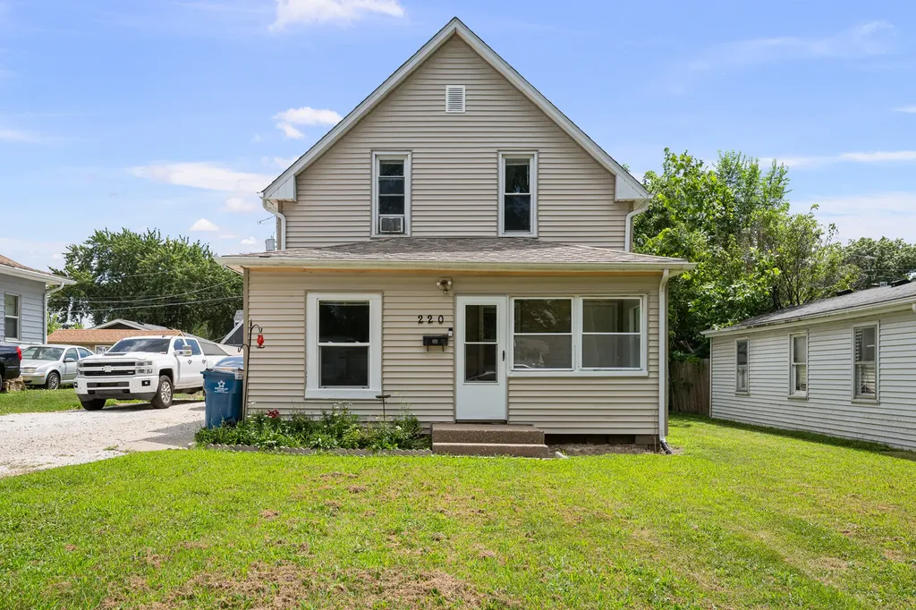 220 30TH Avenue East Moline IL 61244