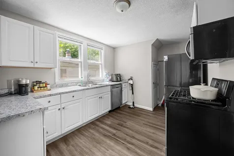 220 30TH Avenue East Moline IL 61244