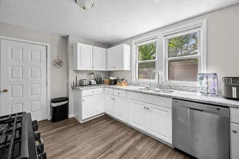 220 30TH Avenue East Moline IL 61244